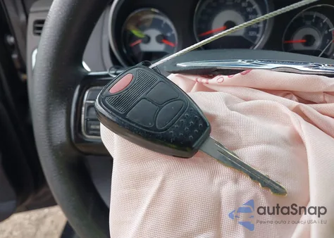 2012 Chrysler 200 Lx z USA, uszkodzony, nr VIN 1C3CCBAB9CN104885